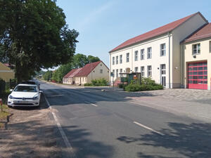 Im Schuljahr 2024/25 soll auch das straßenseitig vorgelagerte Bürgerhaus Schmachtenhagen für die Neddermeyer-Schule genutzt werden. Vier Klassenräume können dort entstehen.