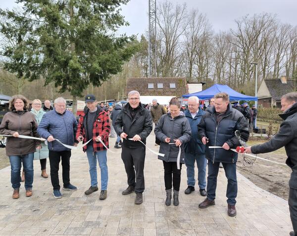 Der Dorfplatz von Bernöwe wurde neugestaltet und jetzt feierlich eingeweiht