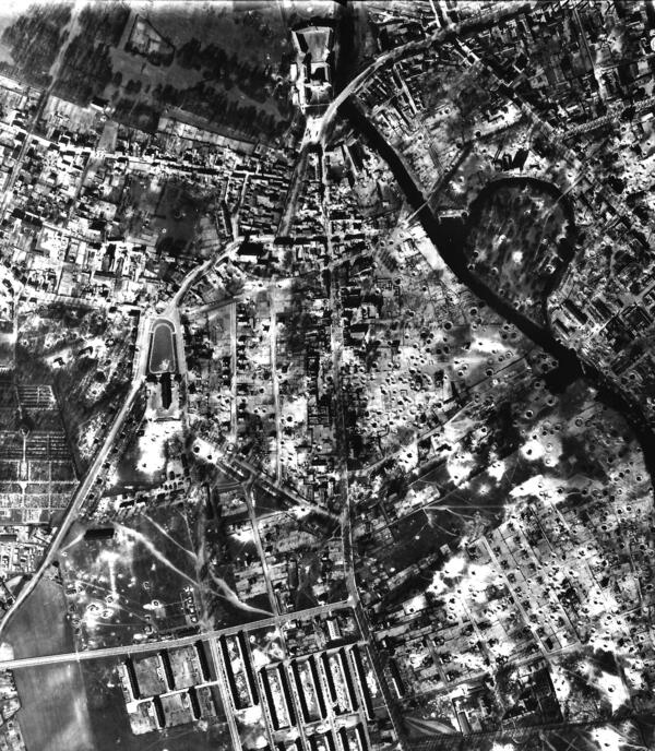 Alliertes Luftbild von 1945: Bombenkrater in Oranienburg