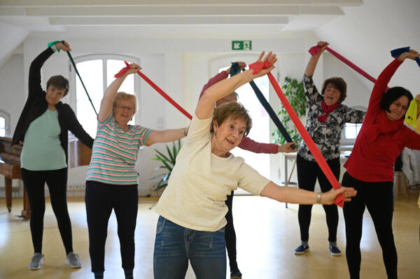 Die von Ingrid Hennicke ehrenamtlich geleitete Sportgruppe kommt für ihre Fitnesskurse regelmäßig im Regine-Hildebrandt-Haus zusammen.