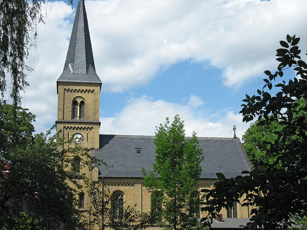 Die evangelische Kirche in Schmachtenhagen in sommerlicher Seitenansicht.