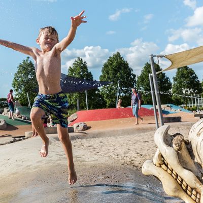 Die Wasserspiele im Schlosspark bieten großen Spaß für Kinder und Familien.