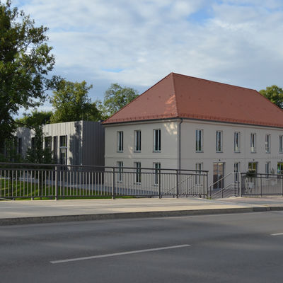 Oranienburger Stadtbibliothek von der Schlossbrücke aus gesehen