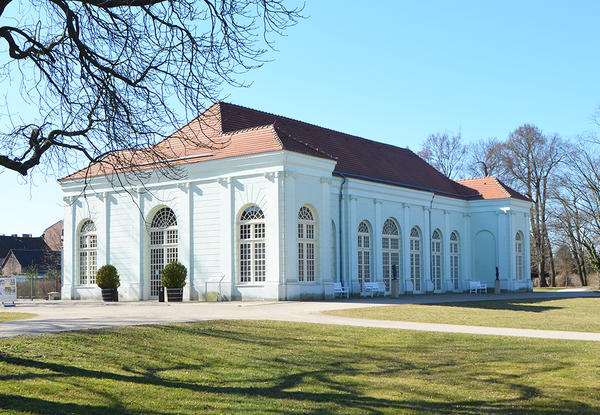 Die Orangerie im Schlosspark Oranienburg in der Außenansicht vom Park aus gesehen.