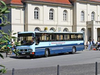 Am Bahnhof Oranienburg kommen täglich Besucher an, um mit dem Bus weiter zur Gedenkstätte zu fahren.