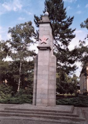 Sowjetisches Ehrenmal (Obelisk mit rotem Stern) auf dem Ehrenfriedhof